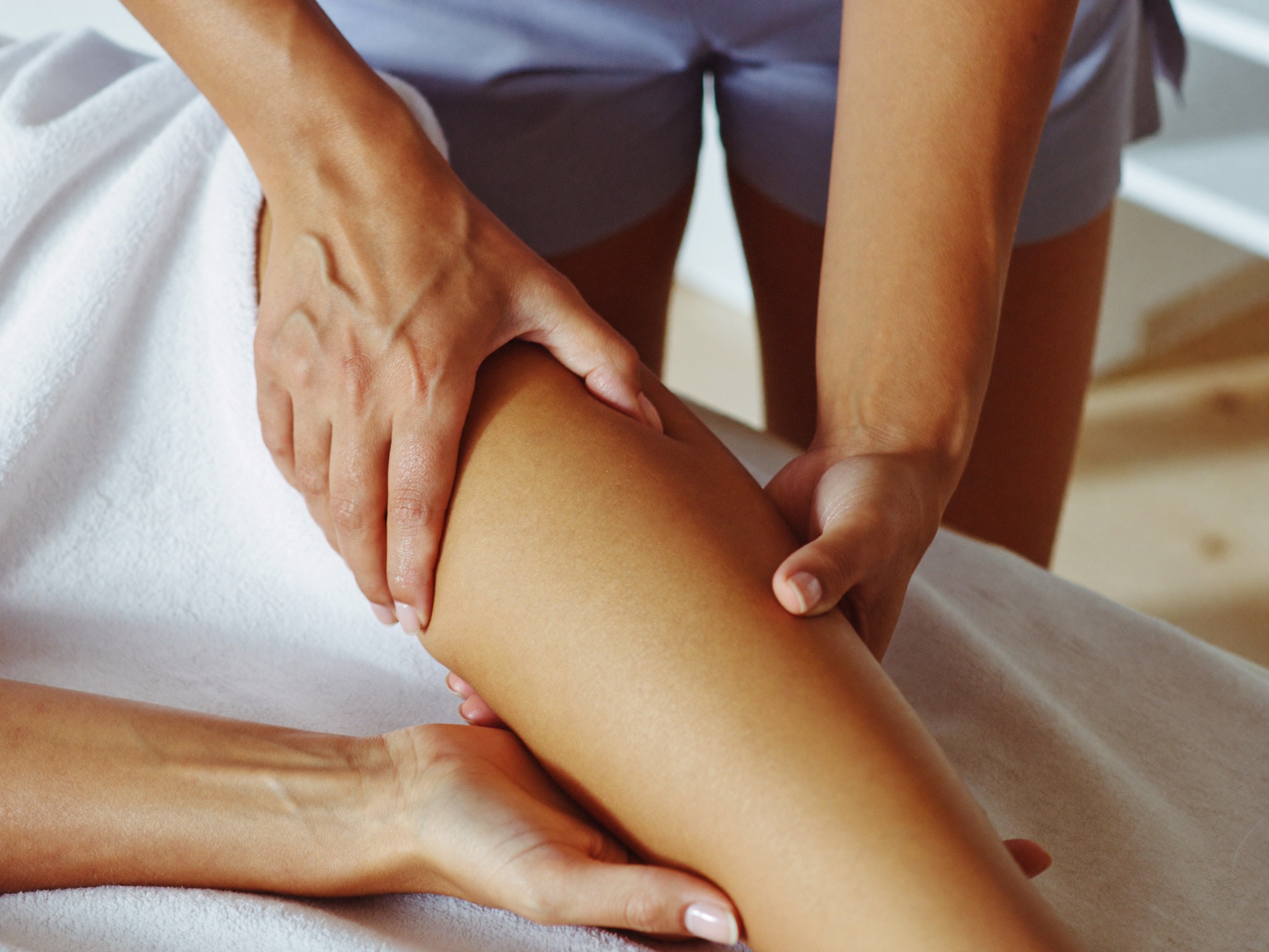 Trattamento di linfodrenaggio manuale alle gambe