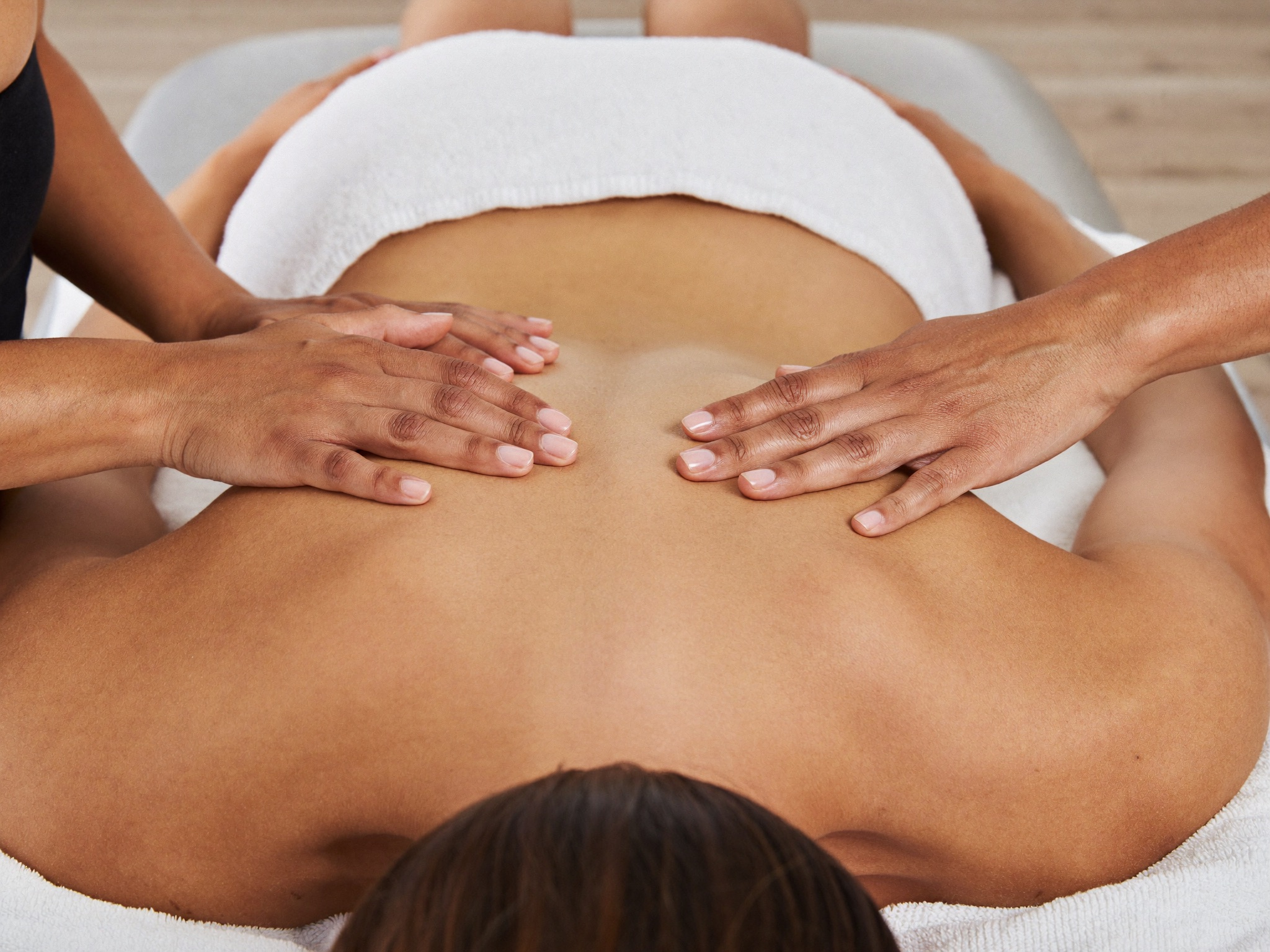 Le mani della terapeuta durante un trattamento delicato